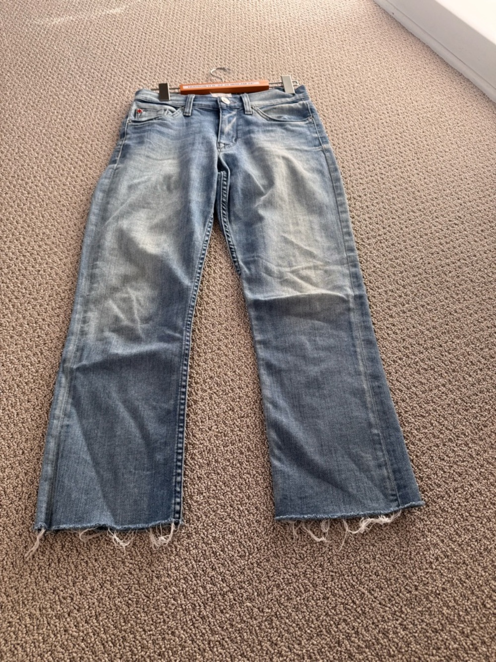 Hudson Jeans ‘Fallon Crop’ with slightly frayed bottoms. In great shape! Sz 25